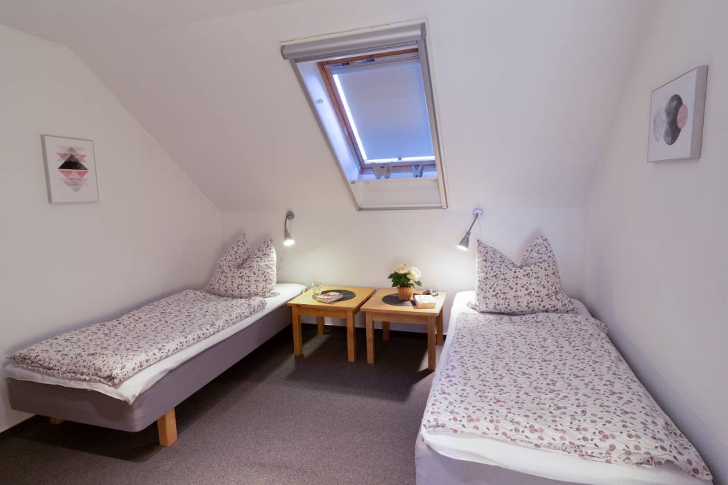08 Das Schlafzimmer mit einzeln stehenden Betten