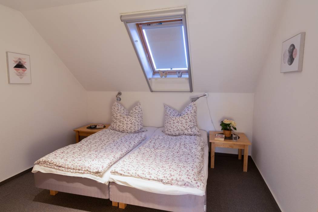 09 Das Schlafzimmer mit Ehebetten